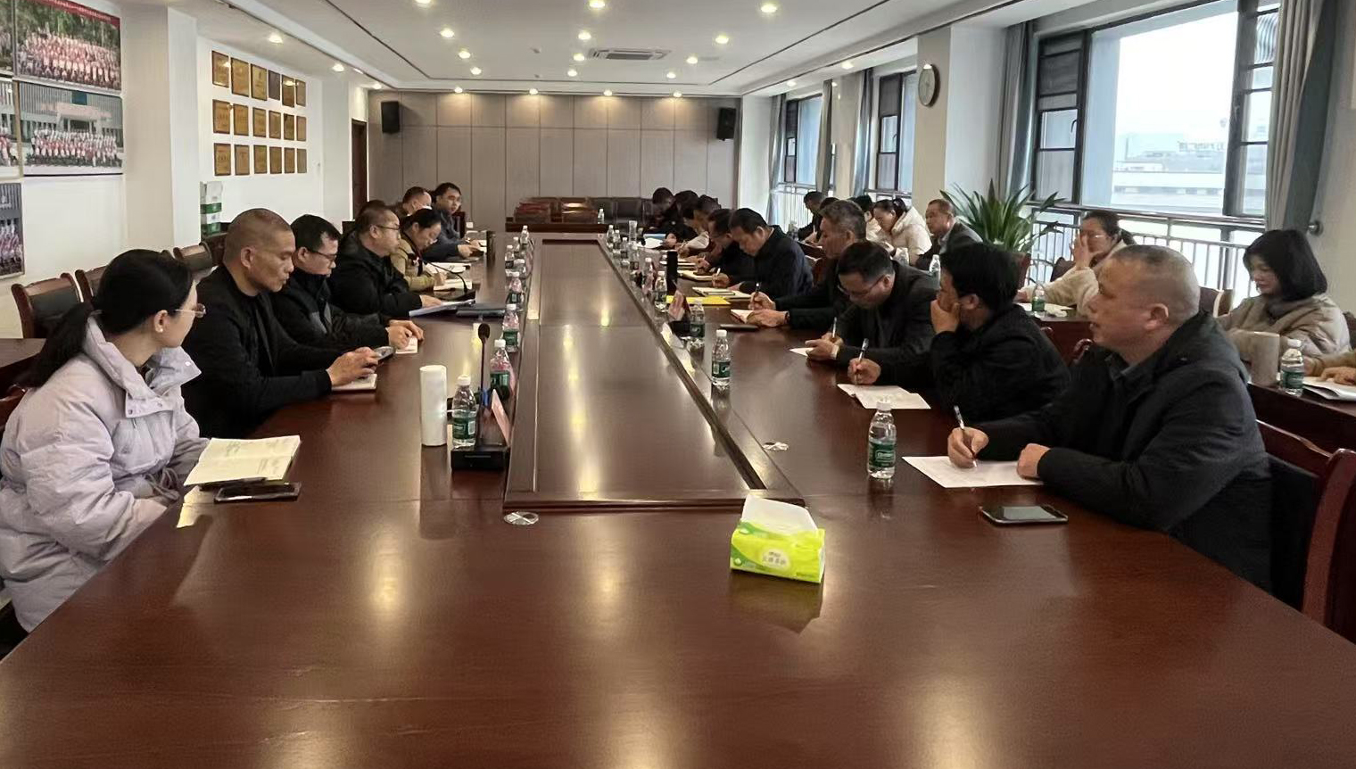 座谈会.jpg