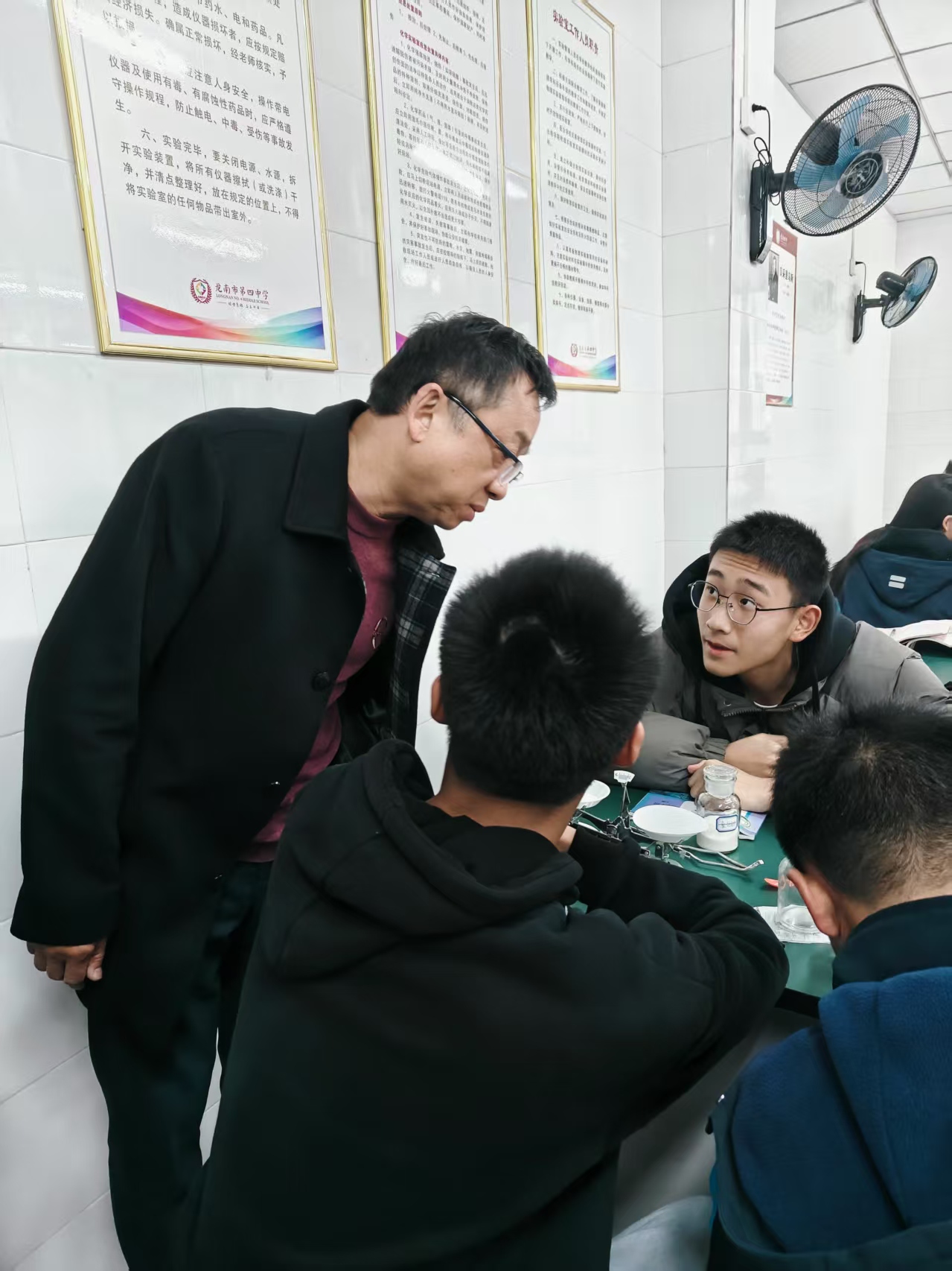 观摩四中化学实验.jpg